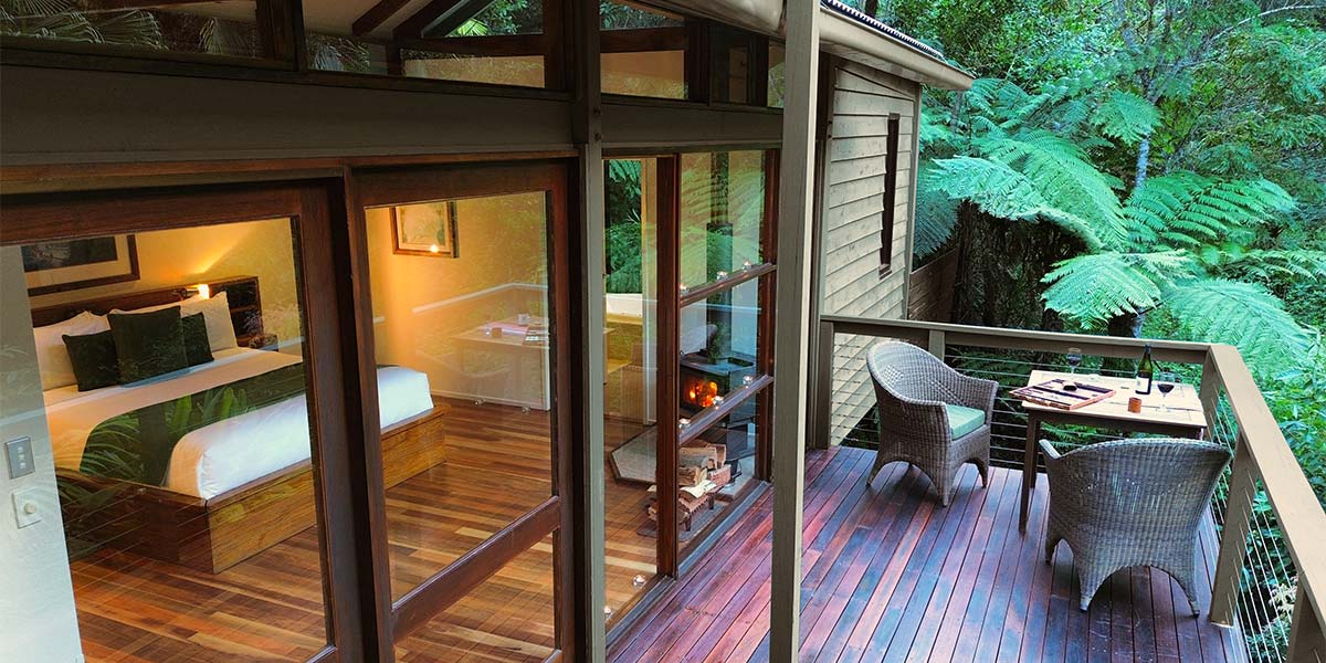 Creekside Spa Cabin at Crystal Creek Rainforest Retreat near Springbook National Park