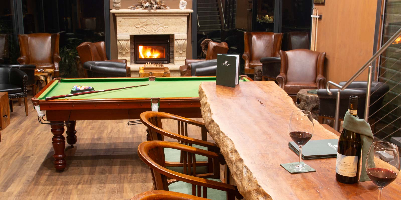 Crystal Creek Rainforest Retreat Bar Lounge and Wine Cellar offers the chance to mingle with other guests, play backgammon, chess or pool or simply enjoy the ambience